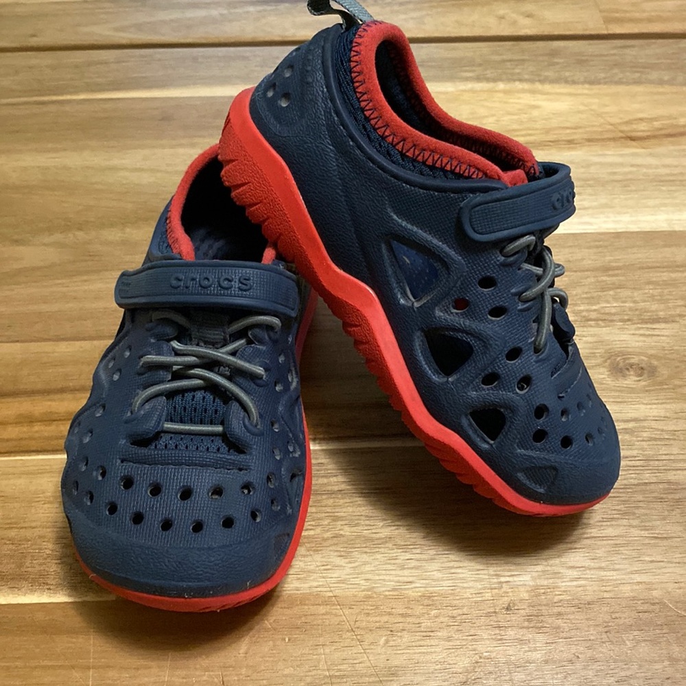 Crocs navy blue with red accent shoes size 8c